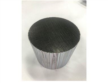 รังผึ้งเอียงมีพฤติกรรมการคืบคลานอย่างไร?